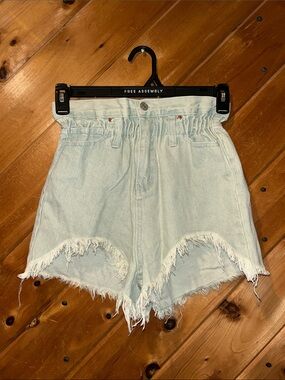 Rowen light-wash paperbag waist upward curve raw hemline denim shorts